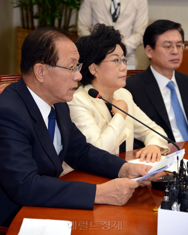17일 오전 서울 여의도 국회에서 열린 새누리당 최고위원회의에서 황우여 대표가 모두발언을 하고 있다./ 안훈기자 rosedale@ 2012.09.17
17일 오전 서울 여의도 국회에서 열린 새누리당 최고위원회의에서 황우여 대표가 모두발언을 하고 있다./ 안훈기자 rosedale@ 2012.09.17