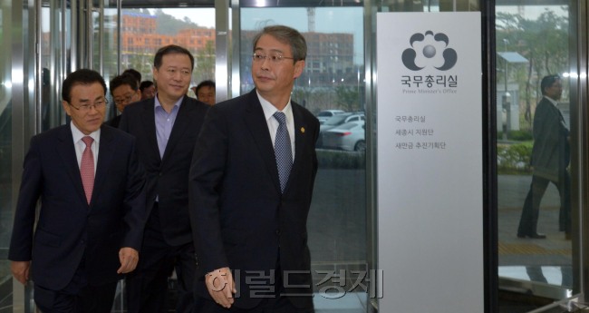국무총리실 세종청사 첫 입주식이 17일 세종시 청사에서 열려 임종룡 국무총리실장과 시설을 둘러보고 있다<br />김명섭 기자 msiron@
국무총리실 세종청사 첫 입주식이 17일 세종시 청사에서 열려 임종룡 국무총리실장과 시설을 둘러보고 있다
김명섭 기자 msiron@