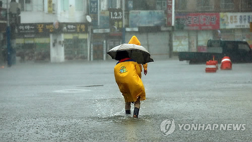 The 16th typhoon "Sanba" is pouring heavy rains in Changwon's commercialized area. (Yonhap News)