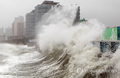 A strong wave caused by the typhoon "Sanba" hits the Haeundae beach area in Busan. (Yonhap News)