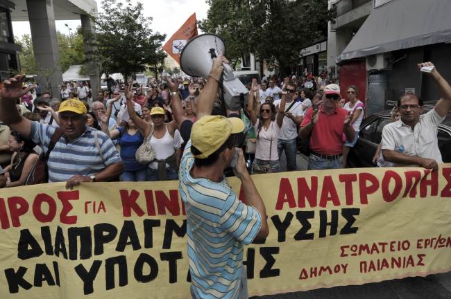 Greek municipal workers protest near the Finance Ministry in Athens on Sept. 12.   AFP-Yonhap News