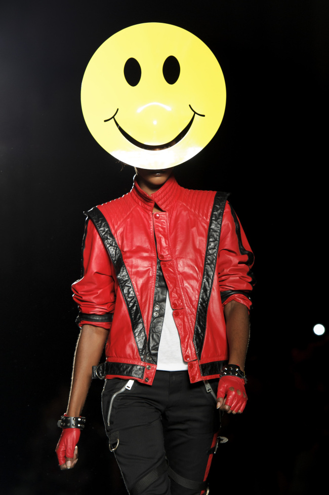 A model wears a design from the Philip Treacy Spring/Summer 2013 collection during London Fashion Week on Sunday.    AP-Yonhap News