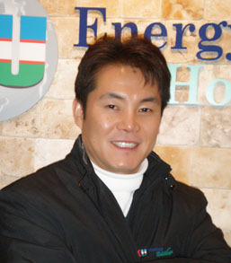 금중필(기업인/케이유에너지홀딩스 회장)
글로벌 자원개발에 나선 한 국내기업이 일본 유수의 증권사로부터 1400억원의 자금을 조달받아 우즈베키스탄 최대 텅스텐 보고(寶庫)인 잉기치키(Ingichke)광산에 대한 개발 사업을 본격화해 화제다. 케이유에너지홀딩스(회장 금중필ㆍ사진)다.
