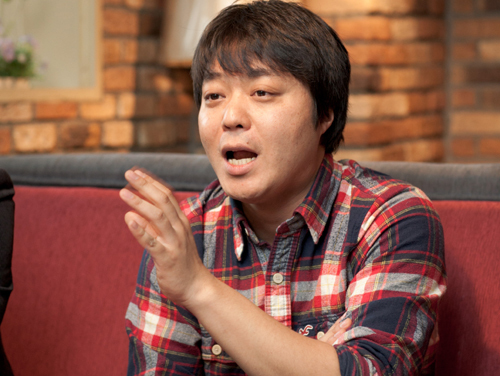 신원호(PD)
18일 종영하는 화제의 드라마 tvN ‘응답하라 1997'은 복고풍 드라마로 큰 반향을 일으켰다. 90년대를 회고하는 복고형 영화에 ‘건축학개론'이 있다면 TV에는 ‘응답하라 1997’가 있다. 최고 시청률이 5%를 넘기는 등 케이블 채널로는 높은 시청률이 나왔지만 반응과 의미는 그 이상이었다. ‘응답'의 신원호 PD를 만나 복고를 그리는 방법과 그를 바라보는 현재적 관점 등을 들어봤다.