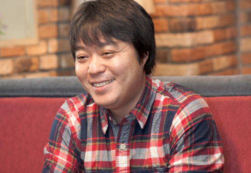 신원호(PD)
18일 종영하는 화제의 드라마 tvN ‘응답하라 1997'은 복고풍 드라마로 큰 반향을 일으켰다. 90년대를 회고하는 복고형 영화에 ‘건축학개론'이 있다면 TV에는 ‘응답하라 1997’가 있다. 최고 시청률이 5%를 넘기는 등 케이블 채널로는 높은 시청률이 나왔지만 반응과 의미는 그 이상이었다. ‘응답'의 신원호 PD를 만나 복고를 그리는 방법과 그를 바라보는 현재적 관점 등을 들어봤다.