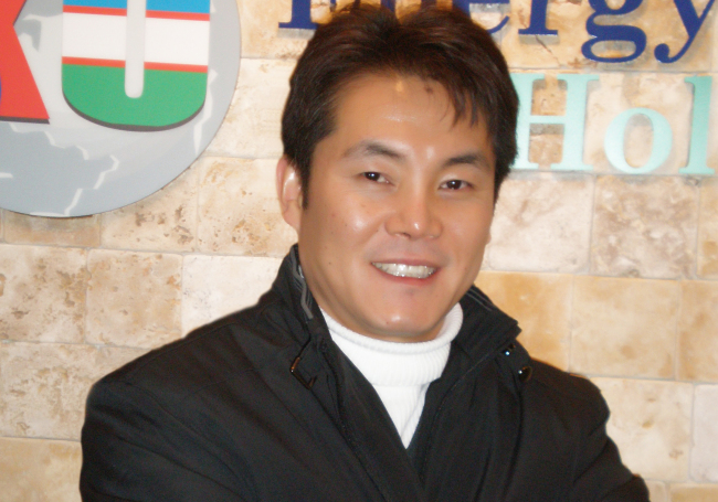 금중필(기업인/케이유에너지홀딩스 회장)
글로벌 자원개발에 나선 한 국내기업이 일본 유수의 증권사로부터 1400억원의 자금을 조달받아 우즈베키스탄 최대 텅스텐 보고(寶庫)인 잉기치키(Ingichke)광산에 대한 개발 사업을 본격화해 화제다. 케이유에너지홀딩스(회장 금중필ㆍ사진)다.