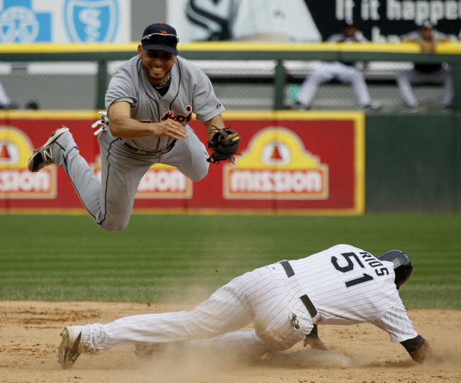 Detroit Tigers second baseman Omar Infante tries to complete a double play in the fifth inning on Monday.   AP-Yonhap News