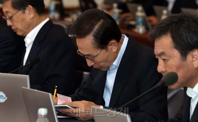 18일 오전 청와대에서 열린 국무회의에 이명박 대통령과 총리 및 장관들이 참석하고 있다. 회의 도중 이 대통령이 메모하고 있다.<br />정희조 기자. checho@heraldcorp.com
18일 오전 청와대에서 열린 국무회의에 이명박 대통령과 총리 및 장관들이 참석하고 있다. 회의 도중 이 대통령이 메모하고 있다.
정희조 기자. checho@heraldcorp.com
18일 열린 국무회의에서 내곡동 특검법안 수용 여부가 결정될 것으로 예상됐으나, 좀 더 신중하게 검토해야 한다는 의견이 많아 심의를 보류했다. 이 대통령이 국무회의 안건을 꼼꼼하게 검토하고 있다.  정희조 기자/checho@heraldcorp.com