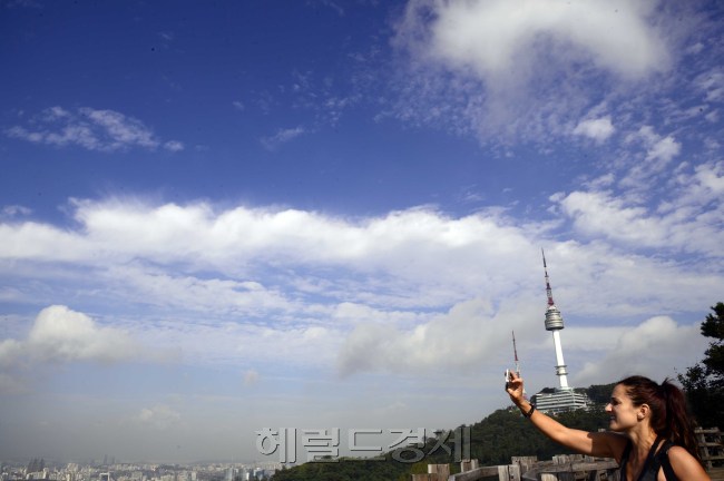 16호 태풍 산바가 전국적으로 큰 피해를 주고 지나간 18일 오전 한 외국여성이 맑게 갠 서울 하늘을 카메라에 담고 있다. 박해묵 기자/mook@heraldcorp.com
16호 태풍 산바가 전국적으로 큰 피해를 주고 지나간 18일 오전 한 외국여성이 맑게 갠 서울 하늘을 카메라에 담고 있다. 박해묵 기자/mook@heraldcorp.com
캔버스 바탕에 파란 수채화 물감을 짜 깔끔하게 뿌리고, 그 위에 하얀 물감을 붓에 묻혀 뿌리면 청명한 가을하늘이 그려진다. 흐린 가을하늘에 편지를 쓰는 것보다 파란 하늘에 써야 사랑 편지가 된다. 한반도를 강타한 태풍 ‘산바’가 물러난 18일 오전 남산 위 하늘이 맑고 깨끗하다.  박해묵 기자/mook@heraldcorp.com