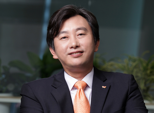 이주식(기업인/SK커뮤니케이션즈 대표)
싸이월드가 옛 명성을 되찾기 위해 대대적인 변신을 선언했다.
SK커뮤니케이션즈는 18일 서울 서대문 사옥에서 기자간담회를 열고 실시간 소통과 일상의 기록을 대폭 강화하고 모바일에 최적화된 새로운 싸이월드를 선보였다.