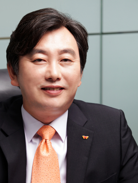이주식(기업인/SK커뮤니케이션즈 대표)
싸이월드가 옛 명성을 되찾기 위해 대대적인 변신을 선언했다.
SK커뮤니케이션즈는 18일 서울 서대문 사옥에서 기자간담회를 열고 실시간 소통과 일상의 기록을 대폭 강화하고 모바일에 최적화된 새로운 싸이월드를 선보였다.