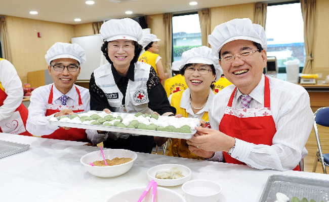 <YONHAP PHOTO-1542> 동대문구 송편 빚기 (서울=연합뉴스) 17일 서울 동대문구 신설동 동대문적십자봉사센터 강당에서 열린`한가위 맞이 사랑의 송편 나눔 행사'에서 유덕열 동대문구청장(오른쪽)이 40여명의 적십자봉사원들과 함께 송편을 빚고 있다. 이날 빚은 송편은 관내 저소득층가구에 전달됐다. 2012.9.17 polpori@yna.co.kr/2012-09-17 17:21:30/ <저작권자 ⓒ 1980-2012 ㈜연합뉴스. 무단 전재 재배포 금지.>
<YONHAP PHOTO-1542> 동대문구 송편 빚기 (서울=연합뉴스) 17일 서울 동대문구 신설동 동대문적십자봉사센터 강당에서 열린`한가위 맞이 사랑의 송편 나눔 행사'에서 유덕열 동대문구청장(오른쪽)이 40여명의 적십자봉사원들과 함께 송편을 빚고 있다. 이날 빚은 송편은 관내 저소득층가구에 전달됐다. 2012.9.17 polpori@yna.co.kr/2012-09-17 17:21:30/ <저작권자 ⓒ 1980-2012 ㈜연합뉴스. 무단 전재 재배포 금지.>
<YONHAP PHOTO-1542> 동대문구 송편 빚기 (서울=연합뉴스) 17일 서울 동대문구 신설동 동대문적십자봉사센터 강당에서 열린`한가위 맞이 사랑의 송편 나눔 행사'에서 유덕열 동대문구청장(오른쪽)이 40여명의 적십자봉사원들과 함께 송편을 빚고 있다. 이날 빚은 송편은 관내 저소득층가구에 전달됐다. 2012.9.17 polpori@yna.co.kr/2012-09-17 17:21:30/ <저작권자 ⓒ 1980-2012 ㈜연합뉴스. 무단 전재 재배포 금지.>
