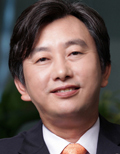 이주식(기업인/SK커뮤니케이션즈 대표)
싸이월드가 옛 명성을 되찾기 위해 대대적인 변신을 선언했다.
SK커뮤니케이션즈는 18일 서울 서대문 사옥에서 기자간담회를 열고 실시간 소통과 일상의 기록을 대폭 강화하고 모바일에 최적화된 새로운 싸이월드를 선보였다.