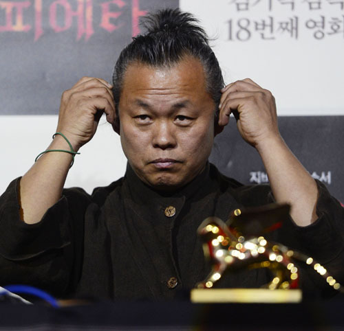 김기덕(영화감독)
'불편’한 김기덕 ‘싼티’의 싸이…스타일 달라도 세상과 通했다.