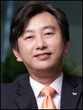 이주식(기업인/SK커뮤니케이션즈 대표)
싸이월드가 옛 명성을 되찾기 위해 대대적인 변신을 선언했다.
SK커뮤니케이션즈는 18일 서울 서대문 사옥에서 기자간담회를 열고 실시간 소통과 일상의 기록을 대폭 강화하고 모바일에 최적화된 새로운 싸이월드를 선보였다.