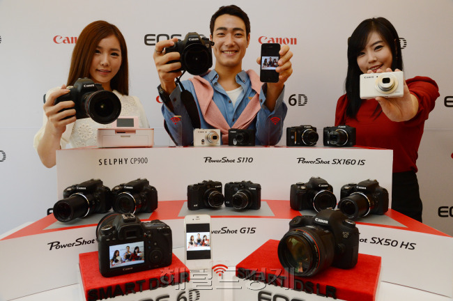 캐논이 풀프레임 DSLR카메라중 최경량을 실현한 EOS 6D를 출시했다. 내장와이파이를 통하여 별도의 무선 모바일 어답터없이 스마트폰,태블릿PC와 연동되어 파일을 주고받을수 있다. 또 콤팩트 카메라4종을 출시하여 세분화되어가는 소비자들의 니즈를 충족하였다. <br />정희조 기자/checho@heraldm.com 120918
캐논이 풀프레임 DSLR카메라중 최경량을 실현한 EOS 6D를 출시했다. 내장와이파이를 통하여 별도의 무선 모바일 어답터없이 스마트폰,태블릿PC와 연동되어 파일을 주고받을수 있다. 또 콤팩트 카메라4종을 출시하여 세분화되어가는 소비자들의 니즈를 충족하였다.
정희조 기자/checho@heraldm.com 120918