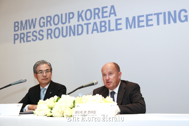 BMW Group’s new Asia chief Hendrik von Kuenheim (right) and BMW Korea CEO Kim Hyo-joon attend a news conference at the Park Hyatt Seoul on Tuesday.   BMW Korea
