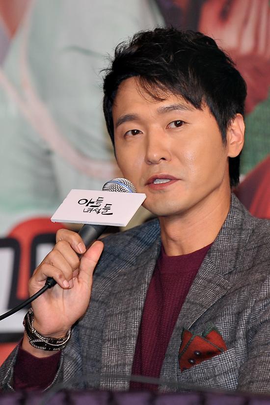 이성재(배우)
‘아들 녀석들’ 이성재 “아버지-어머니 호칭 그리웠다”