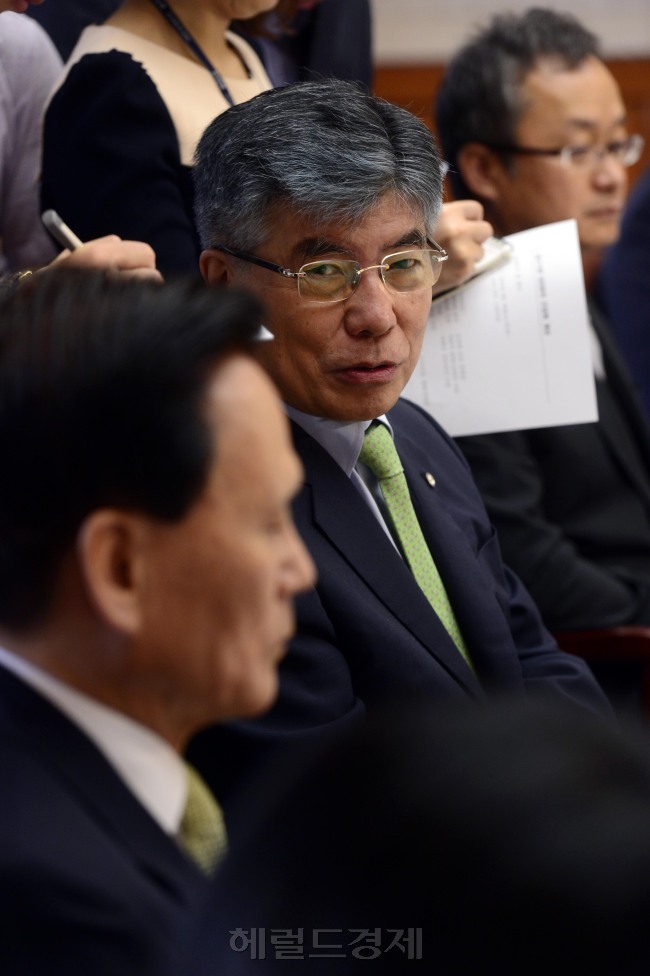 김중수 한국은행 총재가 19일 오전 한국은행에서 중소기업 CEO 간담회를 개최하고 참석자들과 이야기를 나누고 있다. 박해묵 기자/mook@heraldcorp.com
김중수 한국은행 총재가 19일 오전 한국은행에서 중소기업 CEO 간담회를 개최하고 참석자들과 이야기를 나누고 있다. 박해묵 기자/mook@heraldcorp.com
