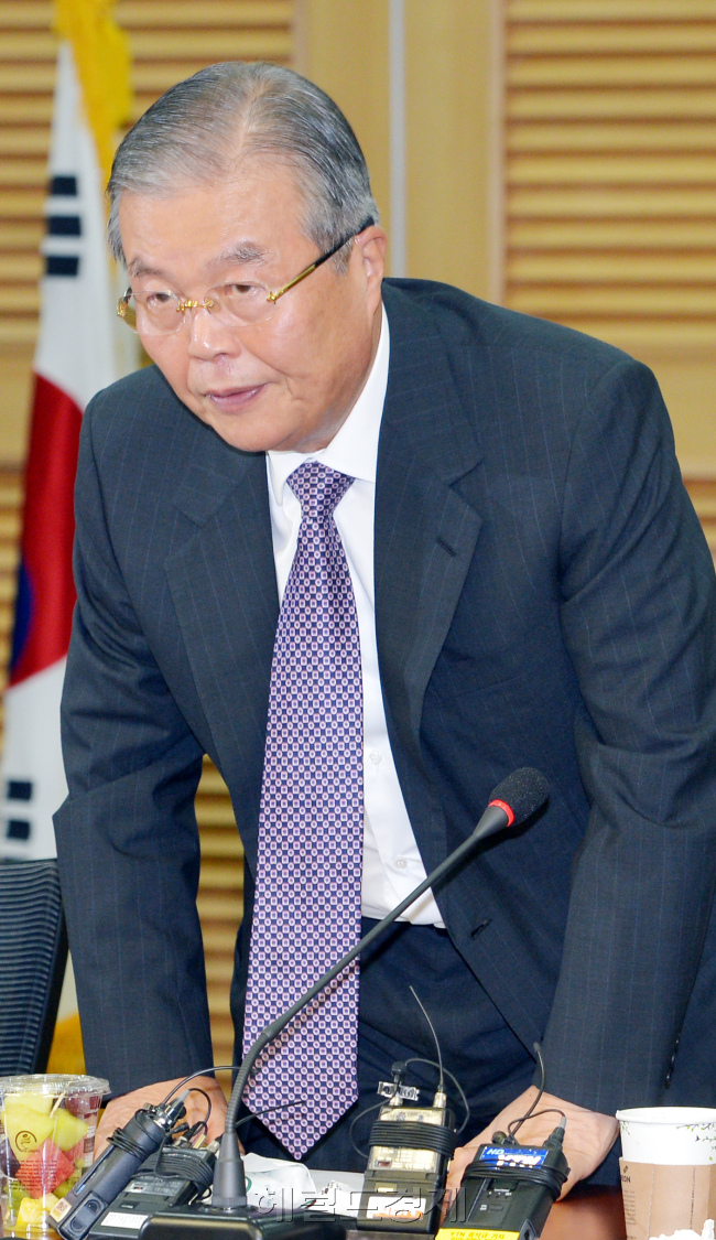 새누리당 김종인 국민행복추진위원장이 19일 국회 의원회관에서 열린 경제민주화 실천모임 공개특강에서 강연하고 있다. 박현구 기자phko@heraldcorp.com
새누리당 김종인 국민행복추진위원장이 19일 국회 의원회관에서 열린 경제민주화 실천모임 공개특강에서 강연하고 있다. 박현구 기자phko@heraldcorp.com
새누리당 김종인 국민행복추진위원장이 19일 국회 의원회관에서 열린 경제민주화 실천모임 공개특강에서 강연하기 위해 자리에 앉고 있다. 김 위원장은 강연을 마친 뒤 “경제민주화에 대한 비판 의견이 있다”는 질문에 “그런 이야기를 하는 사람들의 입을 봉해야 한다”고 답했다. 박현구 기자/phko@