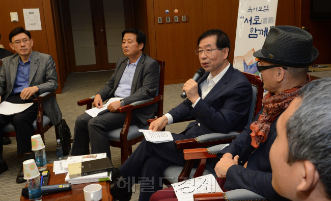 박원순 서울시장이 19일 서소문청사에서 여섯번째 '서로 함께' 시 직원70여명과 함께 독서모임을 갖고 있다. 이번 모임은 '책은 도끼다'의 저자 박웅현작가가 참석,못다한 그만의 독서방법을 들려주었다. <br />정희조 기자/checho@heraldm.com 120919
박원순 서울시장이 19일 서소문청사에서 여섯번째 '서로 함께' 시 직원70여명과 함께 독서모임을 갖고 있다. 이번 모임은 '책은 도끼다'의 저자 박웅현작가가 참석,못다한 그만의 독서방법을 들려주었다.
정희조 기자/checho@heraldm.com 120919
박원순 서울시장이 19일 서소문청사에서 여섯번째 '서로 함께' 시 직원70여명과 함께 독서모임을 갖고 있다. 이번 모임은 '책은 도끼다'의 저자 박웅현작가가 참석,못다한 그만의 독서방법을 들려주었다.
정희조 기자/checho@heraldm.com 120919