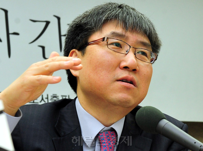 장하준(가운데) 정승일(오른쪽) 이종태의 쾌도난마 한국경제 "무엇을 선택할 것인가" 기자간담회가 19일 서울 프레스센테에서 열리고 있다. 박현구 기자phko@heraldm.com 2012.03.19
장하준(가운데) 정승일(오른쪽) 이종태의 쾌도난마 한국경제 "무엇을 선택할 것인가" 기자간담회가 19일 서울 프레스센테에서 열리고 있다. 박현구 기자phko@heraldm.com 2012.03.19
장하준(가운데) 정승일(오른쪽) 이종태의 쾌도난마 한국경제 "무엇을 선택할 것인가" 기자간담회가 19일 서울 프레스센테에서 열리고 있다. 박현구 기자phko@heraldm.com 2012.03.19
