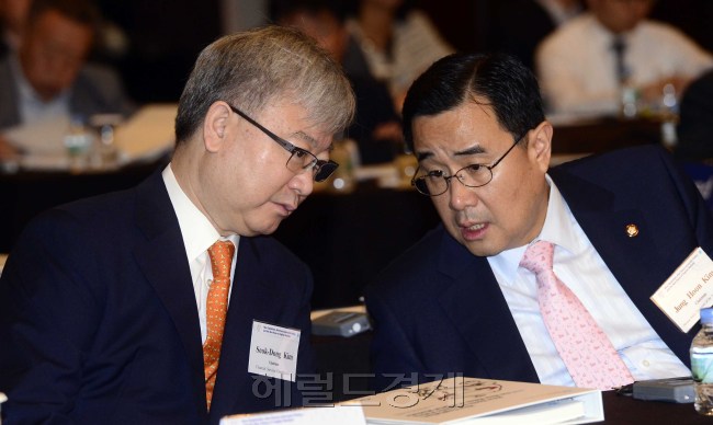 김석동 금융위원회 위원장이 19일 오전 서울 웨스틴조선호텔에서 열린 자본시장연구원 국제컨퍼런스에 참석해 김정훈 국회정무위원회 위원장과 이야기를 나누고 있다.  박해묵 기자/mook@healdcorp.com
김석동 금융위원회 위원장이 19일 오전 서울 웨스틴조선호텔에서 열린 자본시장연구원 국제컨퍼런스에 참석해 김정훈 국회정무위원회 위원장과 이야기를 나누고 있다.  박해묵 기자/mook@healdcorp.com