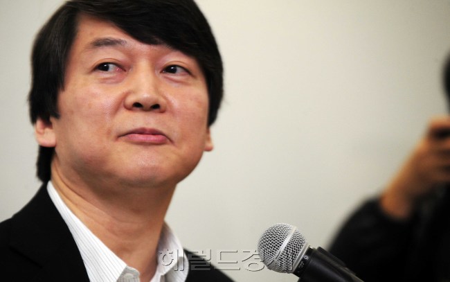 안철수 서울대 융합과학기술대학장이 1일 오전 경기도 판교 안철수연구소 사옥에서 열린 안철수연구소 사회공헌팀 신설 기자회견에 참석해 정당 창당이나 강남출마설은 전혀 가능성이 없다고 밝히고 있다. 박해묵 기자/mook@heraldm.com