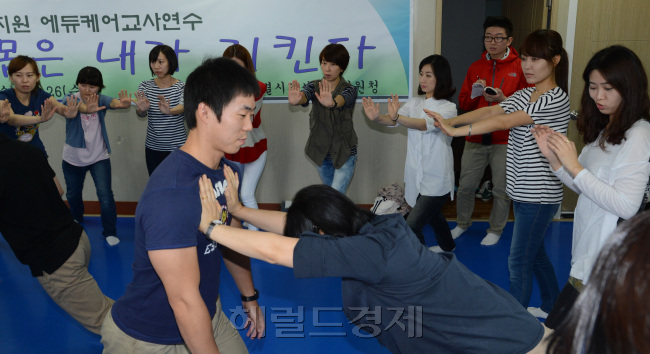 19일 서울시강서교육청에서 주관하는 2012년 유치원 에듀케어교사연수중 '내몸은 내가 지킨다.'프로그램이 열리고 있다. 대도숙 목동도장에서 열린 이 프로그램에서는 자기방어를 위한 대인대처요령과 간단한 호신술을 직접 배우는 자리를 가졌다.<br />정희조 기자/checho@heraldm.com 120919
19일 서울시강서교육청에서 주관하는 2012년 유치원 에듀케어교사연수중 '내몸은 내가 지킨다.'프로그램이 열리고 있다. 대도숙 목동도장에서 열린 이 프로그램에서는 자기방어를 위한 대인대처요령과 간단한 호신술을 직접 배우는 자리를 가졌다.
정희조 기자/checho@heraldm.com 120919