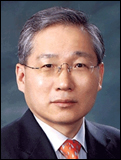윤도준(기업인/동화약품 회장)
국내 최장수 기업 동화약품은 지난 18일 창립 115주년 기념식을 윤도준(61ㆍ사진) 회장 등 임직원이 참석한 가운데 서울 순화동 본사에서 개최했다고 19일 밝혔다.