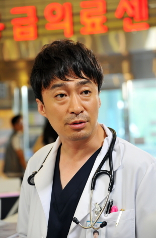 이성민(배우)
'골든’ 시즌2 제작에 필요한 배우들