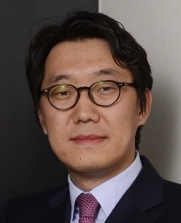 김태홍(기업인/그로쓰힐투자자문 대표)
모두가 체감하듯 세계 경기는 아직 불황의 진행형이다. 유럽 위기는 봉합되는 듯하지만 여전히 경제성장률이 마이너스권에서 벗어나지 못하고 있고, 중국 경제지표 역시 기대치 이하로 회복 기미가 전혀 없다. 이런 와중에 며칠 전 미국 주가지수 S&P500은 1440을 찍으며 4년 만에 신고가를 기록했다. 다른 국가에 비해 양호하긴 하지만 미국의 주요 경제지표인 ISM제조업지수나 고용지표가 기대치를 하회하고 있는데도 말이다. 이를 유동성 버블로 봐야 할지, 아니면 새로운 주가 상승 트렌드의 시작으로 봐야 할지 고민하게 하는 국면이다.