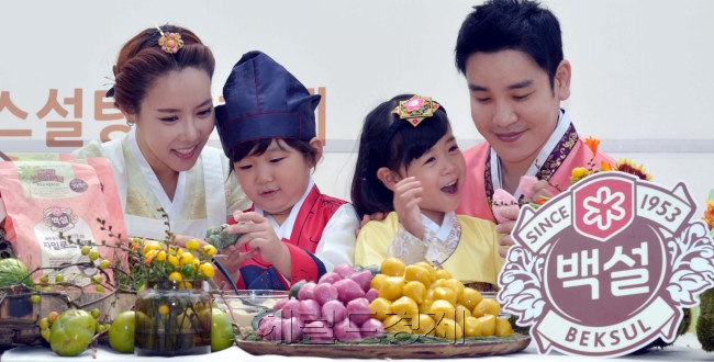 CJ제일제당은 19일 오전 용산 아이파크몰 앞 광장에서 추석을 앞두고 몸에 설탕 흡수를 줄여주는 자일로스설탕으로 만든 '건강한 송편 시식 행사'를 가졌다. 백설 자일로스 설탕은 코코넛에서 자일로스를 추출해 사용하고 있다.<br />김명섭 기자 MSIRON@
CJ제일제당은 19일 오전 용산 아이파크몰 앞 광장에서 추석을 앞두고 몸에 설탕 흡수를 줄여주는 자일로스설탕으로 만든 '건강한 송편 시식 행사'를 가졌다. 백설 자일로스 설탕은 코코넛에서 자일로스를 추출해 사용하고 있다.
김명섭 기자 MSIRON@