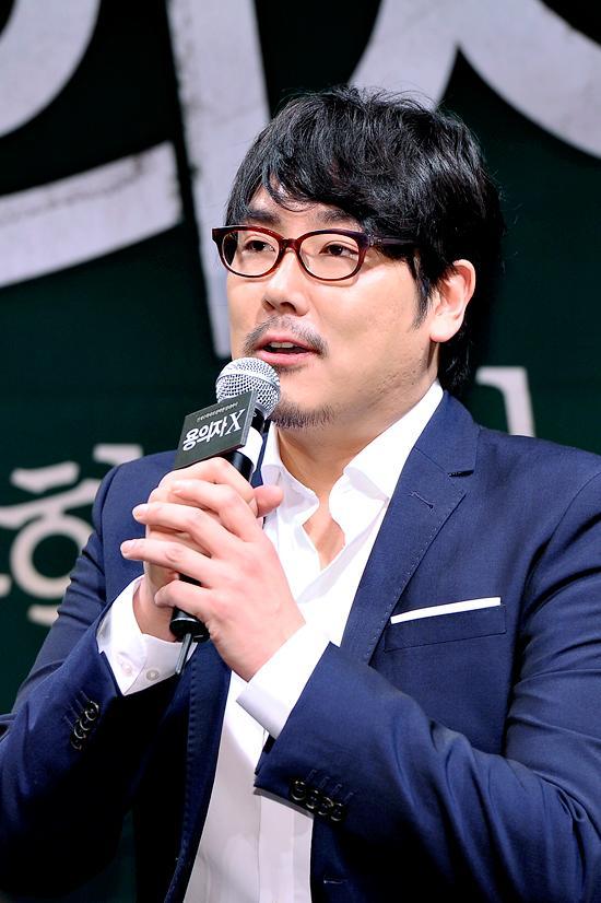 조진웅(배우)
’용의자x’ 조진웅 "방은진 감독, 배우라 좋지만 너무 긁어대서.."