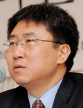 장하준(교수)
장 교수는 이날 삼성 수요사장단회의에 강사로 참석하기 위해 삼성을 찾았고, ‘한국 경제를 말한다’란 주제로 강연을 했다.
‘경제석학’ 장 교수의 삼성 방문에 다양한 시각이 뒤따른 것은 그가 그동안 대기업에 대해 조건부 비판적 입장을 견지해왔기 때문. 다만 장 교수는 대표적인 진보 경제학자로 통하지만 ‘재벌개혁’ 등과 관련해서는 진보층과는 다른 견해를 갖고 있다. 정치권의 러브콜을 받고 있는 장 교수는 현 지배구조를 인정하는 대신 총수의 사회적 책임 강화 등 사회적 대타협을 강조하는 쪽이다. 최근 최대 화두인 경제민주화에 대해선 ‘복지 확대’와 ‘자본주의 근간 안에서의 적절한 대기업 규제’를 주창하고 있다.