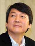 안철수(기업인/교수)
안철수 서울대 융합과학기술대학원장이 19일 충정로 구세군아트홀 기자회견장에서 대선 출마를 선언했다.
　안 원장은 “저는 지난 7월말에 말씀드린대로 국민의 뜻을 먼저 듣고자 했습니다. 기업인과 교사의 삶을 살아온 저는. 큰 결심을 하기까지 많은 생각을 했습니다. 가능한 많은 사람들의 말을 경청하고 귀를 기울였습니다. ”라고 말문을 열었다 .