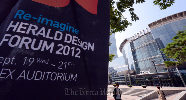 A sign post stands in front of COEX in Samseong-dong, Seoul, where the main events of the second annual Herald Design Forum, featuring lectures by world-renowned design experts, will be held Thursday and Friday.
Ahn Hoon/The Korea Herald