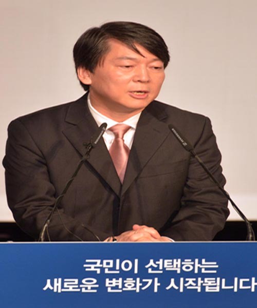 안철수(기업인/교수)
안철수 서울대 융합과학기술대학원장이 19일 충정로 구세군아트홀 기자회견장에서 대선 출마를 선언했다.
　안 원장은 “저는 지난 7월말에 말씀드린대로 국민의 뜻을 먼저 듣고자 했습니다. 기업인과 교사의 삶을 살아온 저는. 큰 결심을 하기까지 많은 생각을 했습니다. 가능한 많은 사람들의 말을 경청하고 귀를 기울였습니다. ”라고 말문을 열었다 .