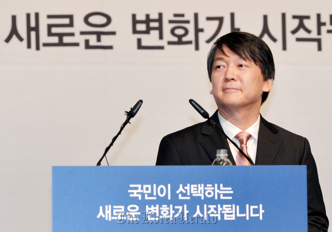 안철수 서울대 융합과학기술대학원장이 19일 오후 서울 충정로 구세군아트홀에서 대선출마를 선언하고 있다. 박현구 기자phko@heraldcorp.com