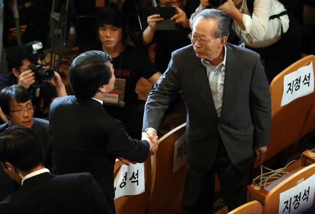 Professor Ahn Cheol-soo (left) shakes hands with former Vice Prime Minister Lee Hun-jae after a press conference confirming his candidacy at the Salvation Army Art Hall in central, Seoul.   Yonhap News