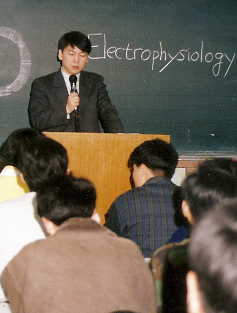 안철수(기업인/교수)
This undated file photo shows Ahn Cheol-soo lecturing at Dankook University in Seoul.   Yonhap News