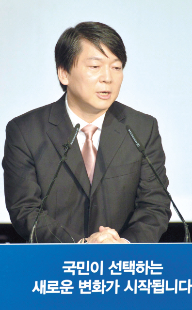 안철수(기업인/교수)
Ahn Cheol-soo declares his presidential bid in a news conference
Wednesday. (Kim Myung-sub/The Korea Herald)