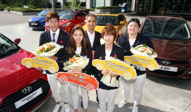 현대자동차는 20일 ‘국민들의 메달리스트’의 주인공으로 장미란,  손연재, 김연경, 정진화, 양수진 등 총 5명의 선수를 선정, 김충호 현대차 사장 등 현대차 임직원이 모인 가운데 벨로스터 터보, i30 등 총 5대의 차량을 전달했다. 이번 행사는 현대차 페이스북을 통해 지난 런던 올림픽에서 메달을 따지는 못했지만 열정과 스포츠 정신으로 감동을 보여준 선수들을 위해 마련됐다. [사진제공=현대자동차]