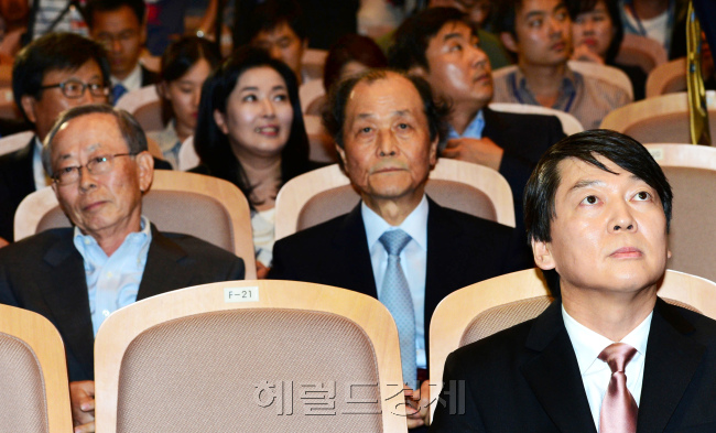 안철수 서울대 융합과학기술대학원장이 19일 오후 서울 충정로 구세군아트홀에서 대선출마 선언 기자회견장으로 입장해 회견 전 생각에 잠겨 있다.박현구 기자phko@heraldcorp.com
안철수 서울대 융합과학기술대학원장이 19일 오후 서울 충정로 구세군아트홀에서 대선출마 선언 기자회견장으로 입장해 회견 전 생각에 잠겨 있다.박현구 기자phko@heraldcorp.com