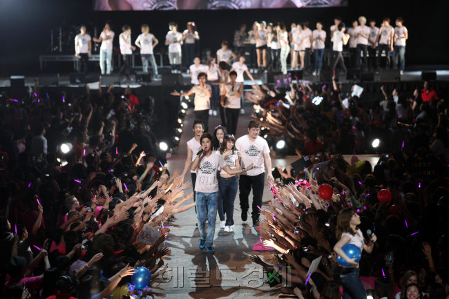 소녀시대ㆍ동방신기ㆍ샤이니ㆍ슈퍼주니어 등 소속 가수들로 유럽ㆍ미국ㆍ남미발(發) 한류를 일으켰던 SM엔터테인먼트가 톱스타 배우, 개그맨을 영입하며 새로운 도약에 나섰다. 사진은 SM 소속 가수들이 총출동해 열풍을 불러일으킨 월드투어 공연의 한 장면이다.