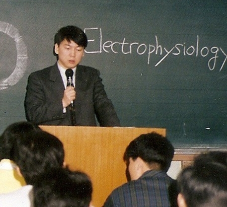 안철수(기업인/교수)
군화닦는 안철수” 안철수 추억사진 공개