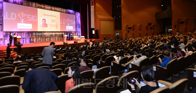 디자인의 거장들이 한자리에 모이는 Re-imagine헤럴드 디자인 포럼 2012가 20일 오전 서울 코엑스 오리토리움에서 열린 가운데 홍정욱 (주)헤럴드 회장이 인사말을  하고 있다. 박해묵 기자/mook@heraldcorp.com