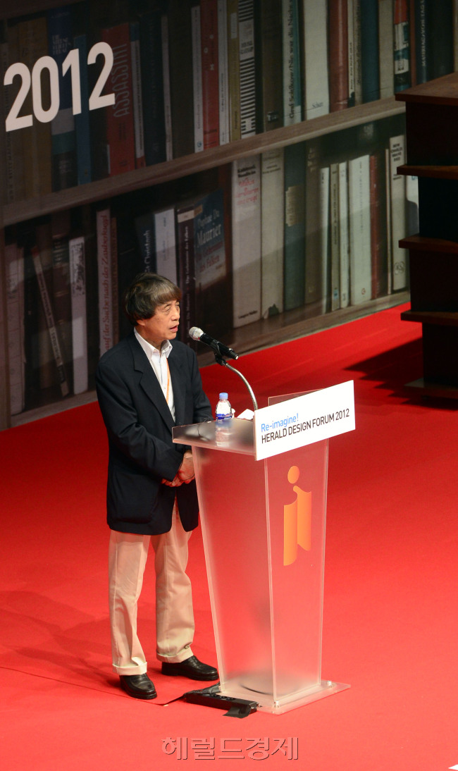 디자인의 거장들이 한자리에 모이는 Re-imagine헤럴드 디자인 포럼 2012가 20일 오전 서울 코엑스 오리토리움에서 성대하게 개최된 가운데 일본 건축가 안도 다다오가 세션1 '거장의 상상, 현실이 되다1 [건축]자연을 담은 디자인'을 진행하고 있다. 박해묵 기자/mook@heraldcorp.com