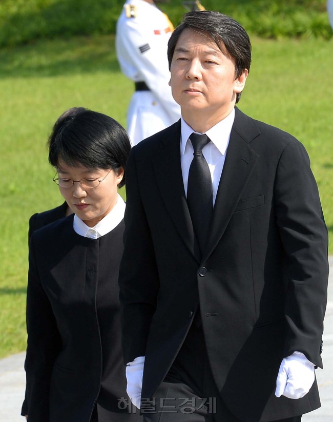 대선출마를 선언한 안철수 원장이 20일 서울 동작구 서울현충원을 찾아 참배하고 있다./박현구 기자phko@heraldcorp.com
Presidential candidate Ahn Cheol-soo visits the National Cemetery in southern Seoul on Thursday, accompanied by Park Sun-sook, a former opposition lawmaker appointed as his campaign chief.
Park Hyun-koo/The Korea Herald