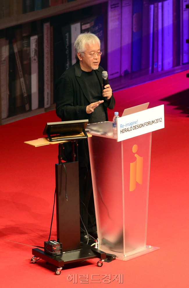 디자인의 거장들이 한자리에 모이는 Re-imagine헤럴드 디자인 포럼 2012가 20일 오전 서울 코엑스 오리토리움에서 성대하게 개최된 가운데 일본 '무인(MUJI)양품'의 아트디렉터 하라겐야가 거장의 상상, 현실이 되다2 [스타일]디자인을 팝니다'를 진행하고 있다. 박해묵 기자/mook@heraldcorp.com
디자인의 거장들이 한자리에 모이는 Re-imagine헤럴드 디자인 포럼 2012가 20일 오전 서울 코엑스 오리토리움에서 성대하게 개최된 가운데 일본 '무인(MUJI)양품'의 아트디렉터 하라겐야가 거장의 상상, 현실이 되다2 [스타일]디자인을 팝니다'를 진행하고 있다. 박해묵 기자/mook@heraldcorp.com